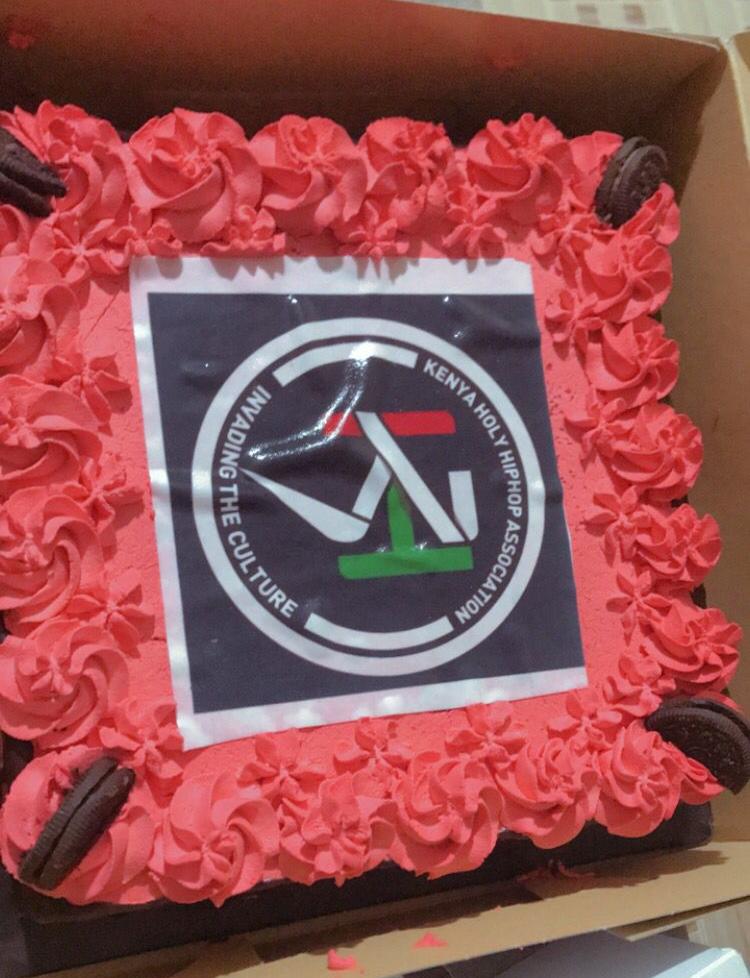 KenyaHolyhiphop's tweet photo. We had a cake to conclude the ceremony #TheRebirthFest https://t.co/PkoHMHsvWu