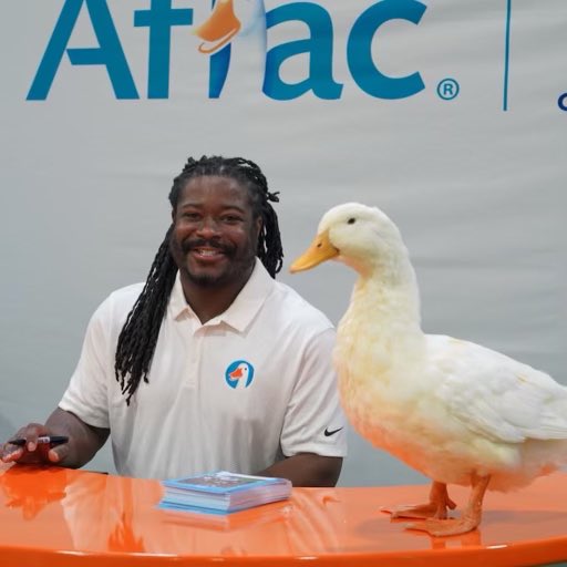 Lil_Eazy_Ana_42's tweet photo. Had fun hanging out with @Aflac at the #ComebackSuite. Thanks for
having me! #CFB @MayfieldSports https://t.co/yBZEef9H5y