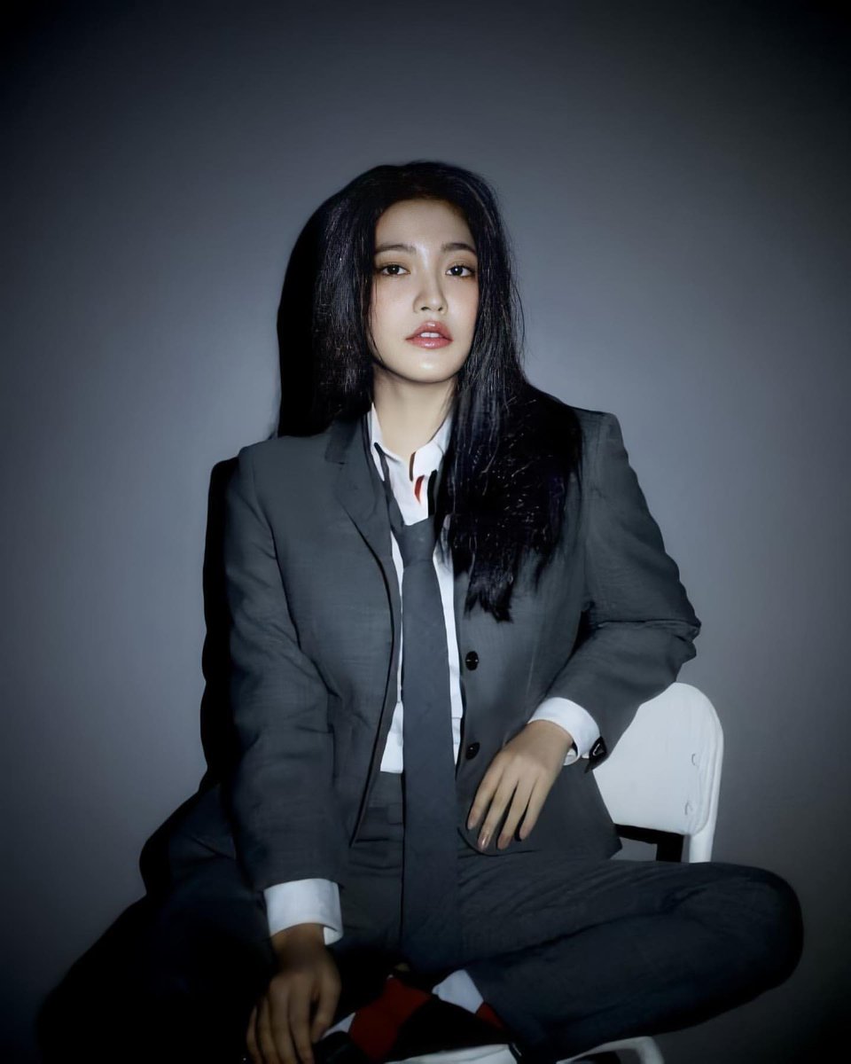 walking_moron_'s tweet photo. RED VELVET MAKNAE 🤝 TWICE MAKNAE IN SUITS. DAMN AAAAAAAAAAAAAH!!! YES MOMMY!!! #REDVELVET #TWICE #MAKNAES #SUITS @RVsmtown @JYPETWICE 
#TZUYU #YERI #99LINERS https://t.co/vN3NMZJraj