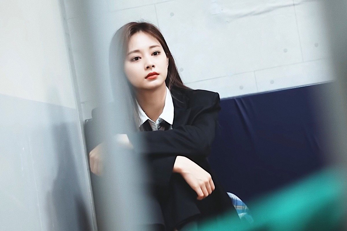 walking_moron_'s tweet photo. RED VELVET MAKNAE 🤝 TWICE MAKNAE IN SUITS. DAMN AAAAAAAAAAAAAH!!! YES MOMMY!!! #REDVELVET #TWICE #MAKNAES #SUITS @RVsmtown @JYPETWICE 
#TZUYU #YERI #99LINERS https://t.co/vN3NMZJraj