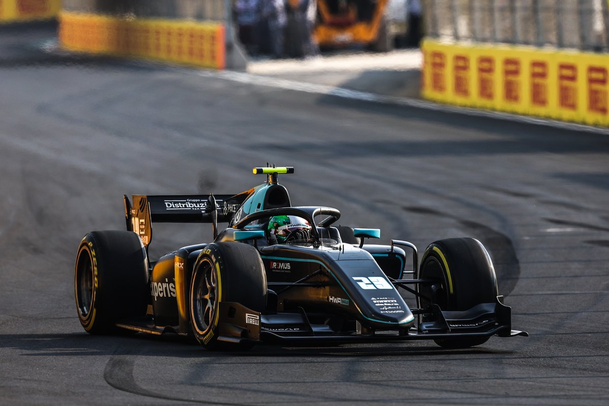 Ancora una gara no per Deledda. Se nella prima corsa era stato fermato da un problema tecnico, nella seconda frazione della #F2 a #JeddahCornicheCircuit in notturna, il romano è stato colpito alla prima curva dopo il via da Samaia, a sua volta centrato da Boschung. Che sfortuna!