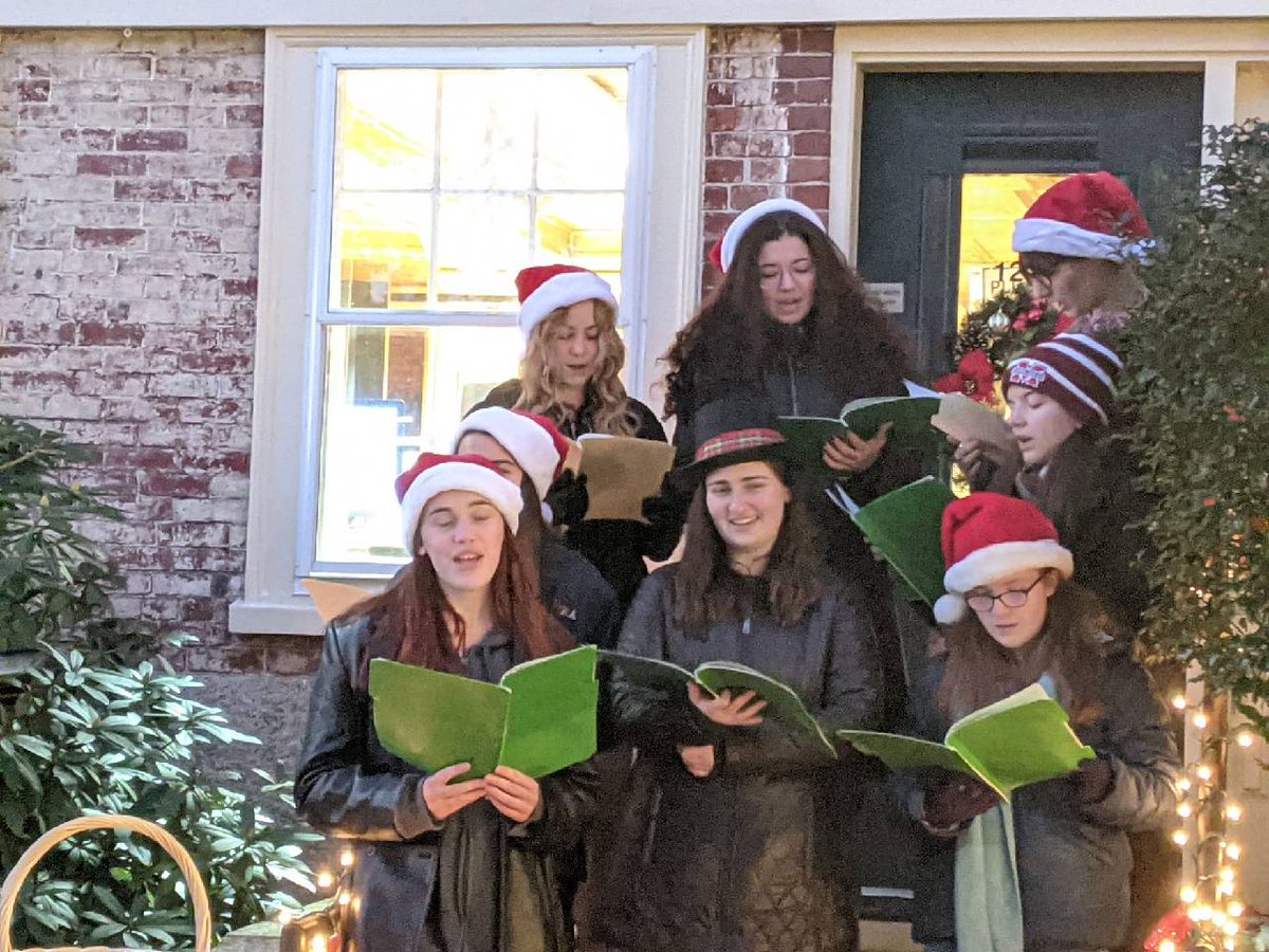 MHSPrincipal54's tweet photo. MHS - Luminescence and Jewel Tones caroling around Marblehead! https://t.co/1TrWAwpSmR