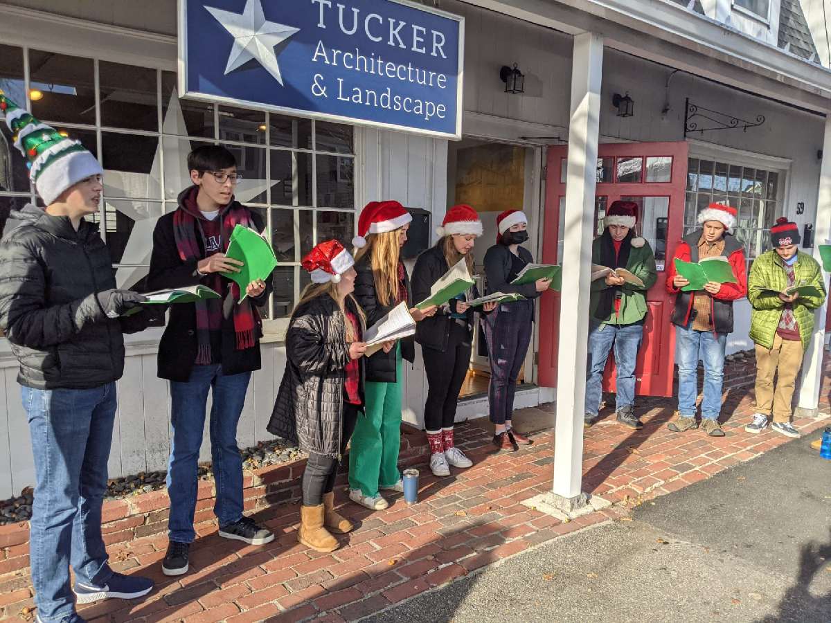 MHSPrincipal54's tweet photo. MHS - Luminescence and Jewel Tones caroling around Marblehead! https://t.co/1TrWAwpSmR