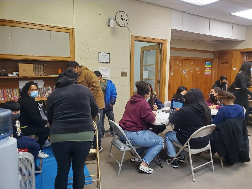 _ACLAMO_'s tweet photo. The students from ACLAMOโs ADELANTE program met this last Friday to keep working on their college applications and their essays! Amazing opportunity! #aclamoyouthprogram We are ACLAMO ๐๐งก https://t.co/A2FptETVNH