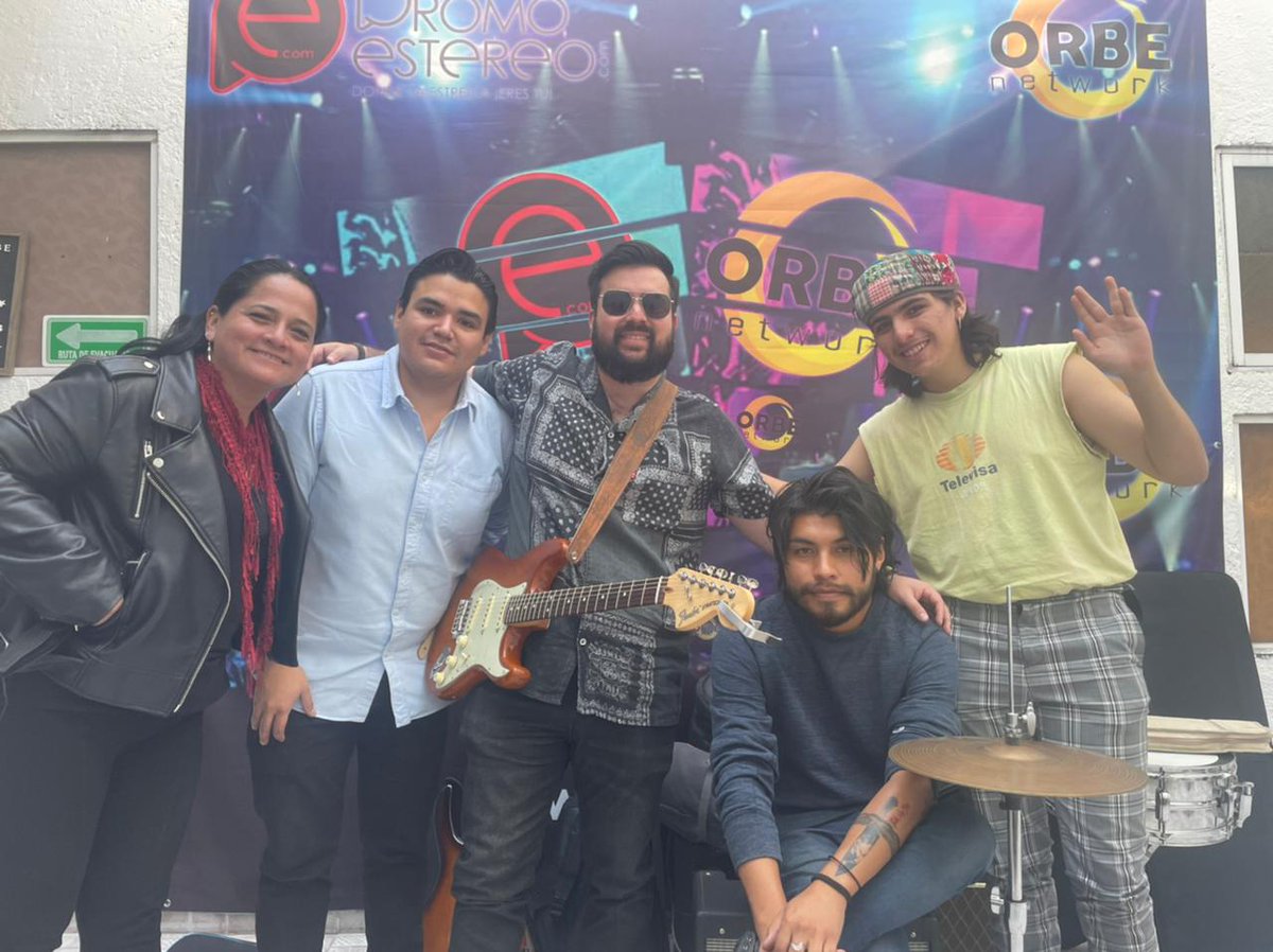 ComonPipolMusic's tweet photo. A 10 min de salir para nuestra primera entrevista con @rivera_susa por @Orbe_Network
No se lo pierdan!!!
#musicamexico #bandasemergentes
#EnVivo #entrevista #orbenetwork https://t.co/69cGhOtgHh