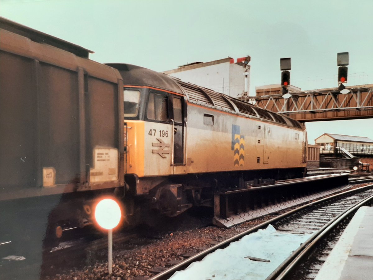 MarkTur05071887's tweet image. Low angle shot of petroleum livered 47196 awaiting the road at Shrewsbury Station with a freight working in 1991.