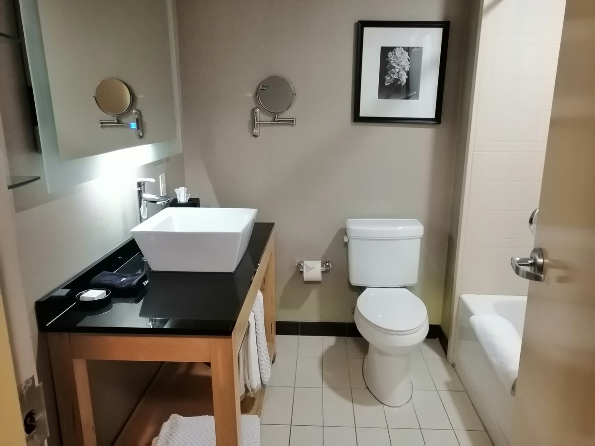 tillytiny10's tweet image. This bathroom you just pair your Bluetooth and play music l love it ❤️🔊🎶🎧👌