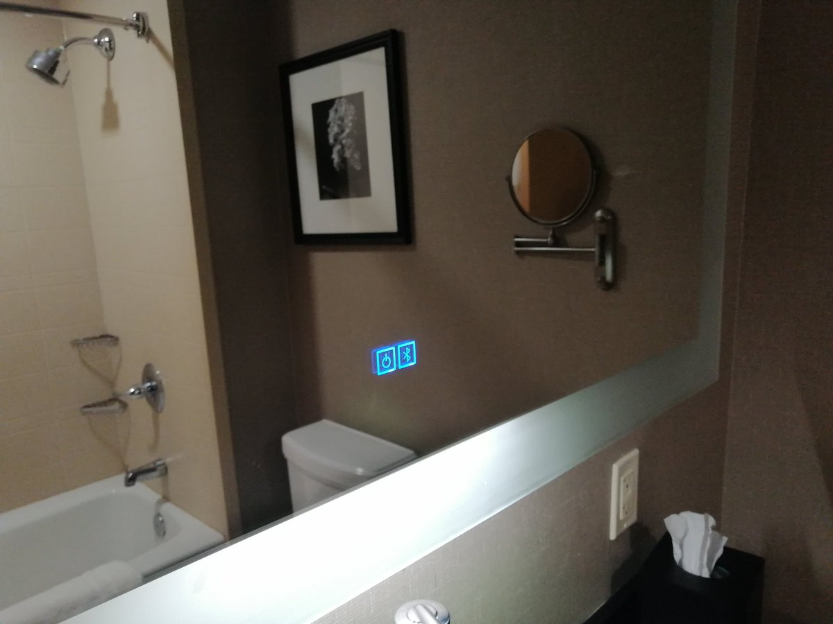 tillytiny10's tweet image. This bathroom you just pair your Bluetooth and play music l love it ❤️🔊🎶🎧👌