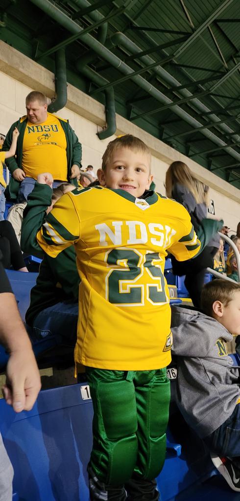 SlateDesigner's tweet image. #scheelsgameday. 🤘🤘🤘Future Bison right there!!!