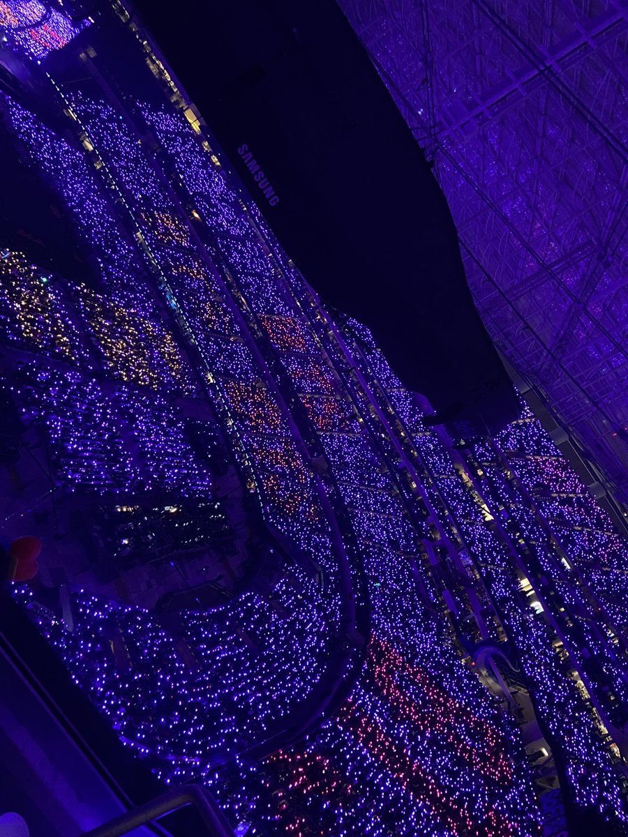 ARMYbts_bean7's tweet photo. #BTS So happy I was finally part of the purple ocean!! 💜💜 https://t.co/T5eCYSotYI