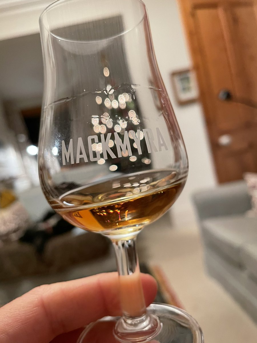 exploringwhisky's tweet photo. Aptly drinking #dram1 the #EasySipper from a @mackmyra glass - not a bad start to the line-up, by which I mean โwhere do I buy a bottle!โ @whisky_cellar #whiskycellar https://t.co/eB5Fdof4Ab