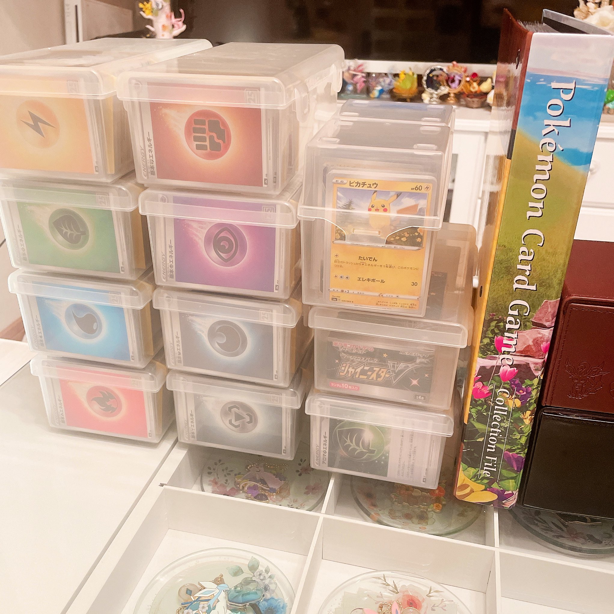 ゆぁたん カード整理終わったああ Candoの仕切りケース ふたがあるので埃が入らないし 透明ケースだから探しやすい お気に入りのカードは 3重スリーブで セリアのカードボックスに 無印の写真立ては カードの間を隙間なく入れれて V Union飾る