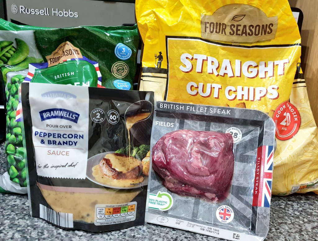 NoshforLess's tweet photo. A Saturday treat of fillet steak for dinner. Another simple dinner that packs a punch with all 4 ingredients (and the tomatoes) from @AldiUK. The fillet steak was medium rare and cut like butter whilst the peppercorn sauce was just divine 🤤 #steaknight https://t.co/O4gclo9IHs