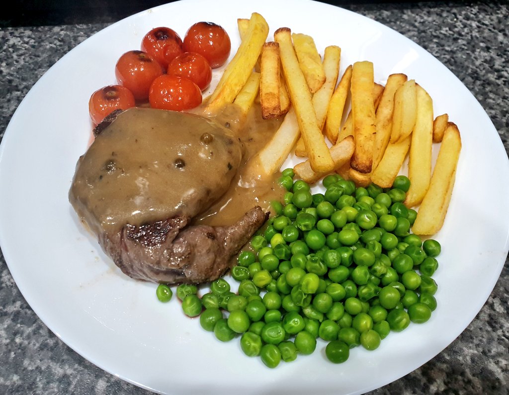 NoshforLess's tweet photo. A Saturday treat of fillet steak for dinner. Another simple dinner that packs a punch with all 4 ingredients (and the tomatoes) from @AldiUK. The fillet steak was medium rare and cut like butter whilst the peppercorn sauce was just divine 🤤 #steaknight https://t.co/O4gclo9IHs