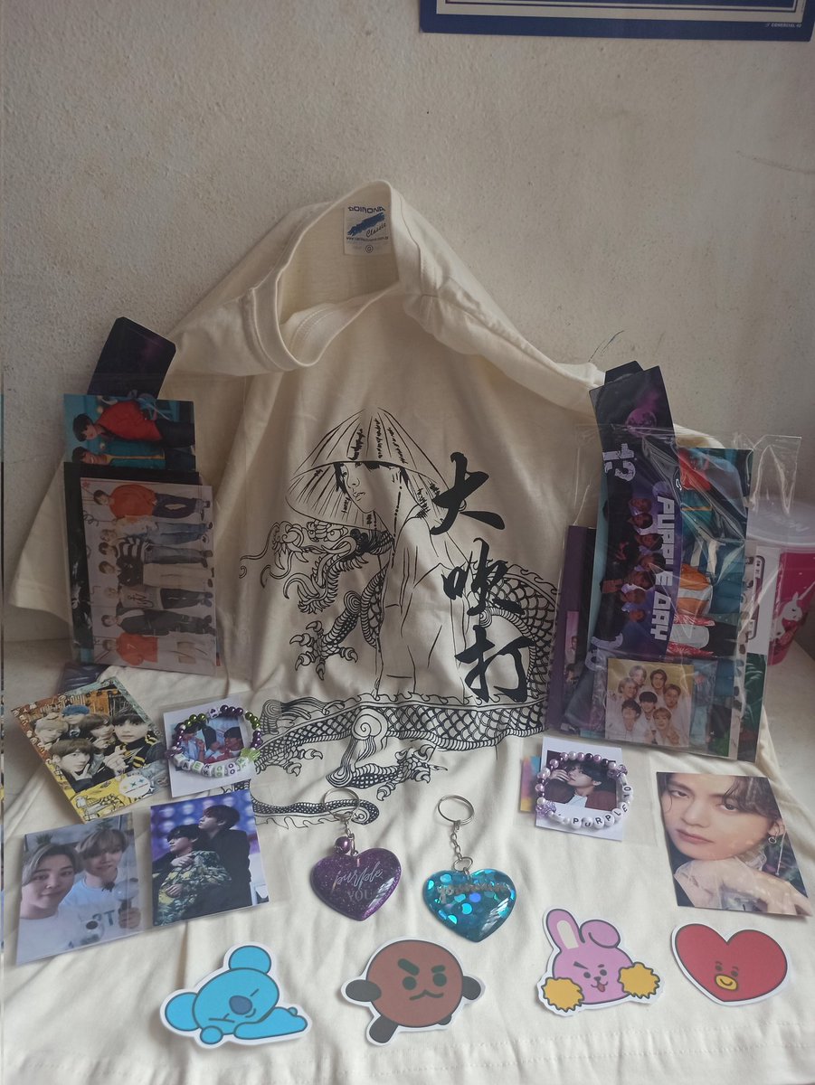 nanddaeng's tweet image. Grata ao #PurpleDayRJ e às lojinhas lindas que estiveram por lá 💜💜
Pulseirinhas e cards da @ButterflyStoreK 
Pack de cards de Yoonmin e Taekook por @HallyuMadeStore 
Blusa de Daechwita, chaveiros e adesivos por @MagicShopBrazil 

E as que tiveram no brinde, amei tudo 💜🥰