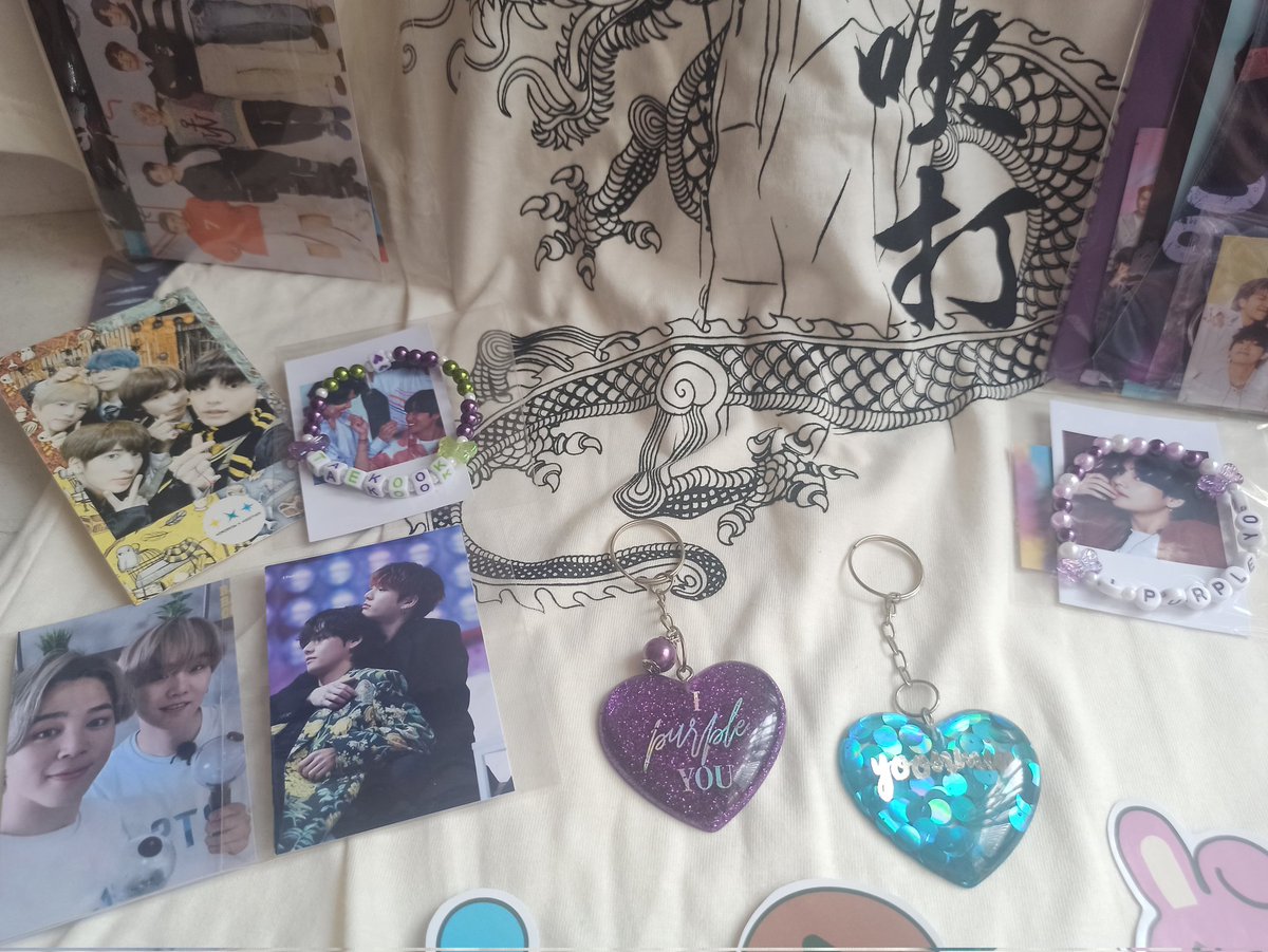 nanddaeng's tweet image. Grata ao #PurpleDayRJ e às lojinhas lindas que estiveram por lá 💜💜
Pulseirinhas e cards da @ButterflyStoreK 
Pack de cards de Yoonmin e Taekook por @HallyuMadeStore 
Blusa de Daechwita, chaveiros e adesivos por @MagicShopBrazil 

E as que tiveram no brinde, amei tudo 💜🥰