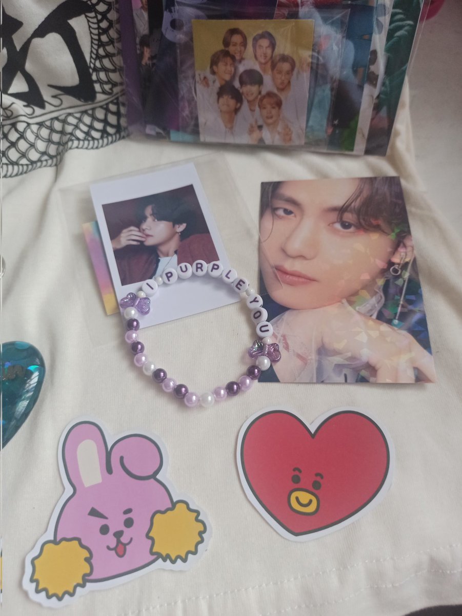 nanddaeng's tweet image. Grata ao #PurpleDayRJ e às lojinhas lindas que estiveram por lá 💜💜
Pulseirinhas e cards da @ButterflyStoreK 
Pack de cards de Yoonmin e Taekook por @HallyuMadeStore 
Blusa de Daechwita, chaveiros e adesivos por @MagicShopBrazil 

E as que tiveram no brinde, amei tudo 💜🥰