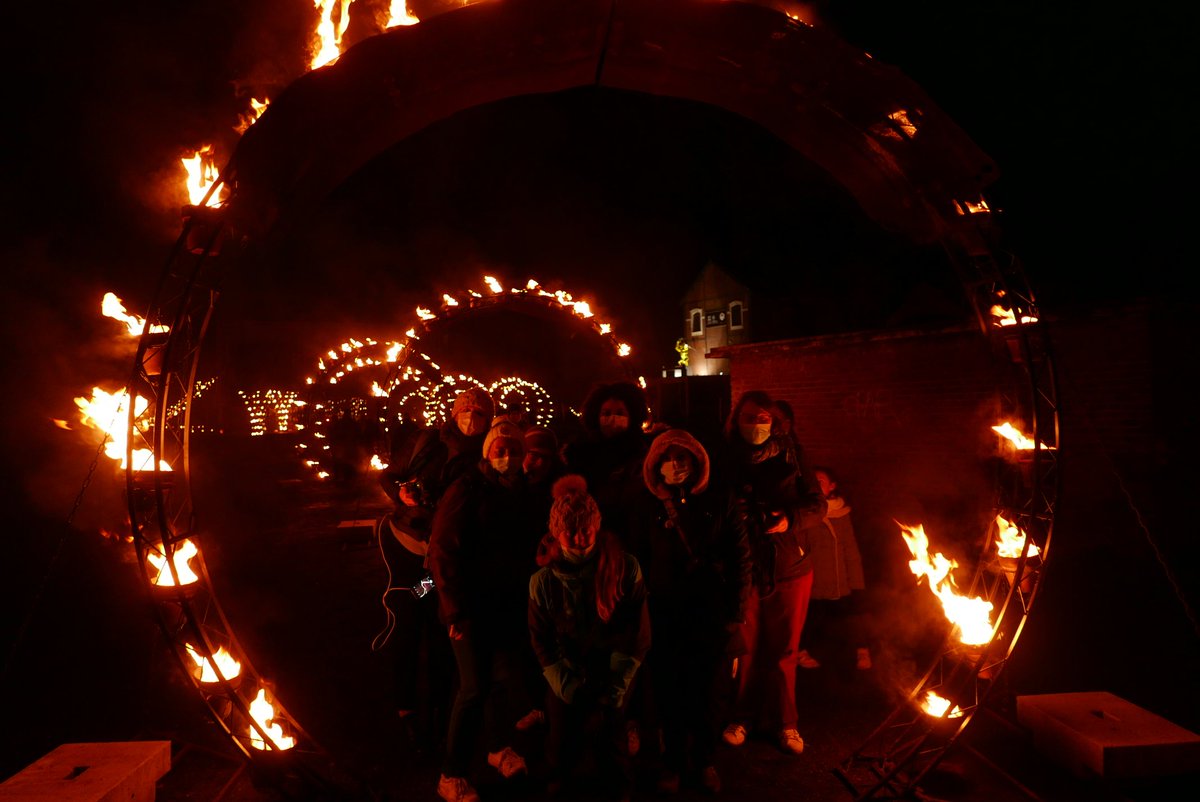 1916kilometres's tweet photo. Avec les fêtes de la Sainte-Barbe, le nord de la France a sa fête des lumières 🔥⚡

De Liévin à Oignies, la région s'embrase pour rendre hommage aux mineurs, et c'est superbe. 

#lesensdelessentiel #enfranceaussi https://t.co/meDbwu5I7P