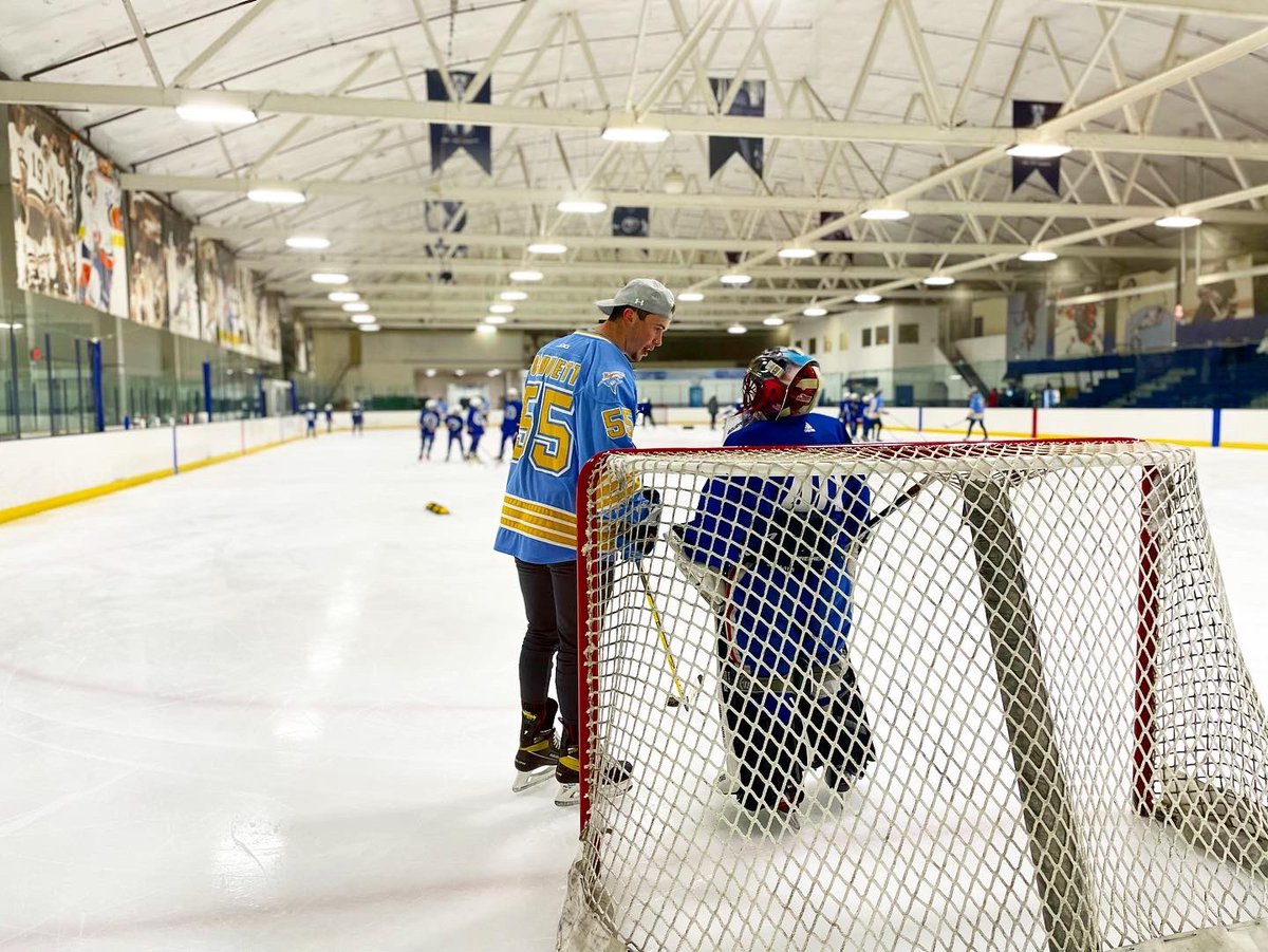 LIUMHockey's tweet photo. Your @LIUAthletics Sharks spent this afternoon working with the Long Island Gulls 2010 team 🦈🙌🏻 Thank you for being a part of our Shark Family! #GivingBack #FutureSharks https://t.co/dSdQptWgbk
