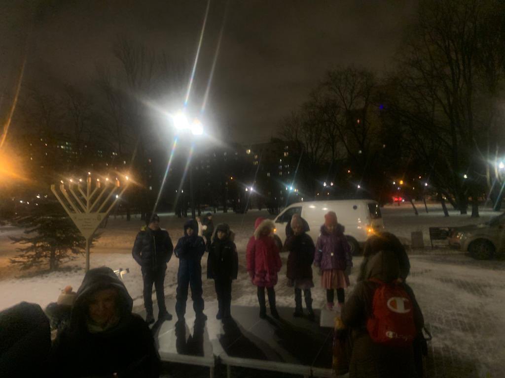 הרב הראשי שליט״א בהדלקת נר שביעי של חנוכה במרכז שכונת ׳פירובא׳, ע״י רב השכונה השליח הר׳ בערל ציסין, בהשתתפות רבים מיהודי הקהילה והשכונה.