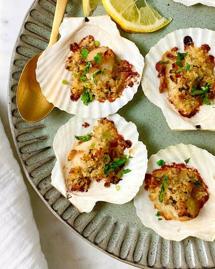 savory_palate's tweet image. Baked scallops in the half shell are so easy to prepare. Simply top the scallops with bread crumbs, melted butter, salt, pepper and garlic. Bake at 450F for a few minutes, sprinkle with fresh herbs, then devour. 
.
.
.
#scallops #halfshell #baked #appetizers #snack #easy #pa…