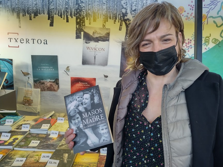 TxertoaA's tweet photo. @karmelejaio , con “Las manos de mi madre”, traducción del original en euskara de su exitosa “Amaren eskuak”. Es una de las tres obras de la autora en versión castellana disponibles el stand.

📌https://t.co/5VKCRlgRGV

#BaDA #56DA #LibroVasco #EuskalLiburua 👇 https://t.co/TIHkvVfJqk