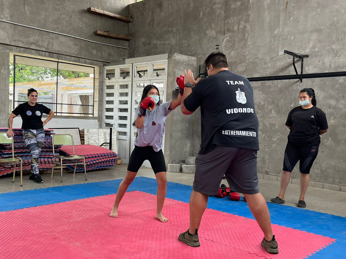 TransformarR's tweet photo. NO BAJAMOS LOS BRAZOS. 🥊💪

La guardia siempre arriba. Gracias @matiasvidondo y Vicky “Leona” Bustos por tan hermosa jornada solidaria en el corazón del barrio Santa Lucía. #AlianzasTransformadoras https://t.co/VgQqATRfLb