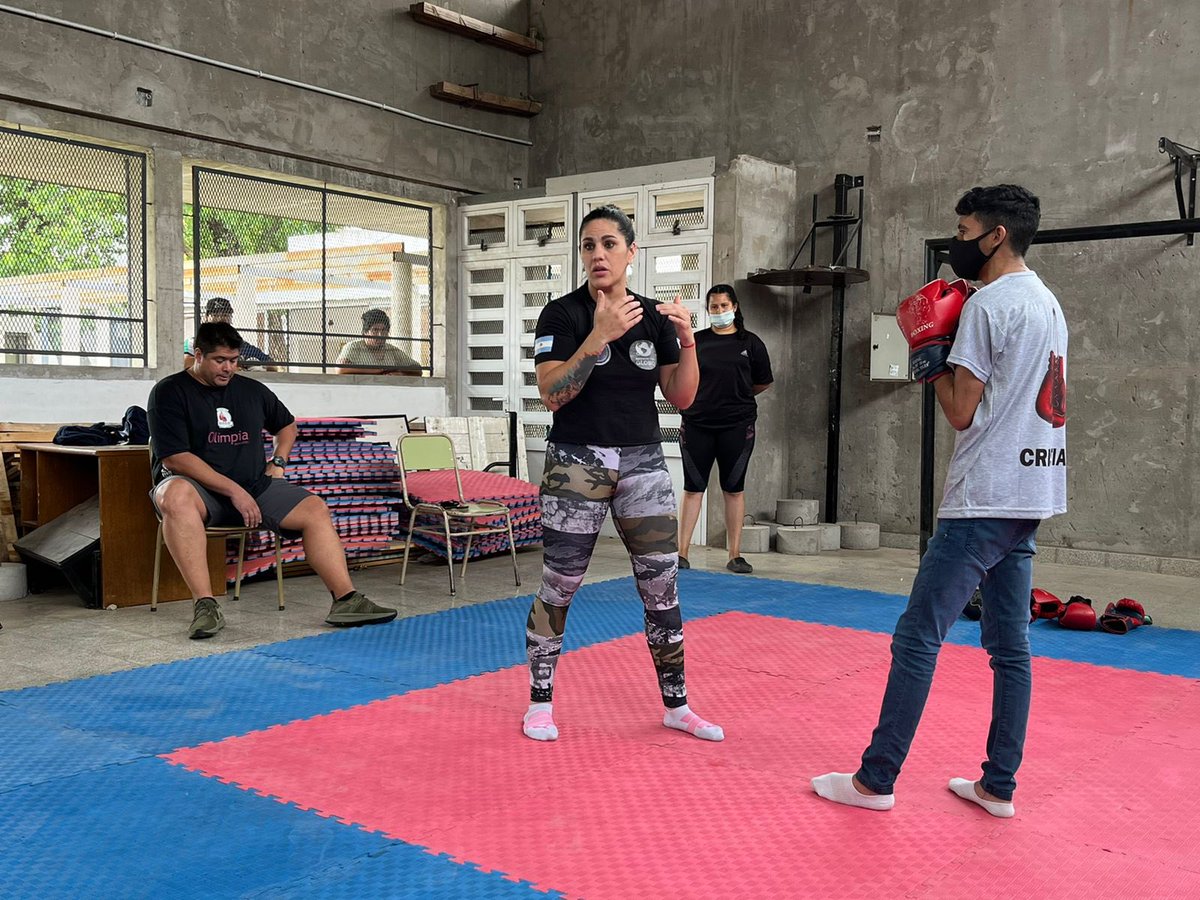 TransformarR's tweet photo. NO BAJAMOS LOS BRAZOS. 🥊💪

La guardia siempre arriba. Gracias @matiasvidondo y Vicky “Leona” Bustos por tan hermosa jornada solidaria en el corazón del barrio Santa Lucía. #AlianzasTransformadoras https://t.co/VgQqATRfLb