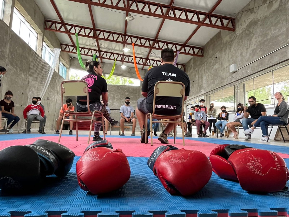 TransformarR's tweet photo. NO BAJAMOS LOS BRAZOS. 🥊💪

La guardia siempre arriba. Gracias @matiasvidondo y Vicky “Leona” Bustos por tan hermosa jornada solidaria en el corazón del barrio Santa Lucía. #AlianzasTransformadoras https://t.co/VgQqATRfLb