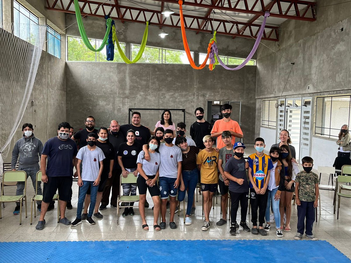 TransformarR's tweet photo. NO BAJAMOS LOS BRAZOS. 🥊💪

La guardia siempre arriba. Gracias @matiasvidondo y Vicky “Leona” Bustos por tan hermosa jornada solidaria en el corazón del barrio Santa Lucía. #AlianzasTransformadoras https://t.co/VgQqATRfLb