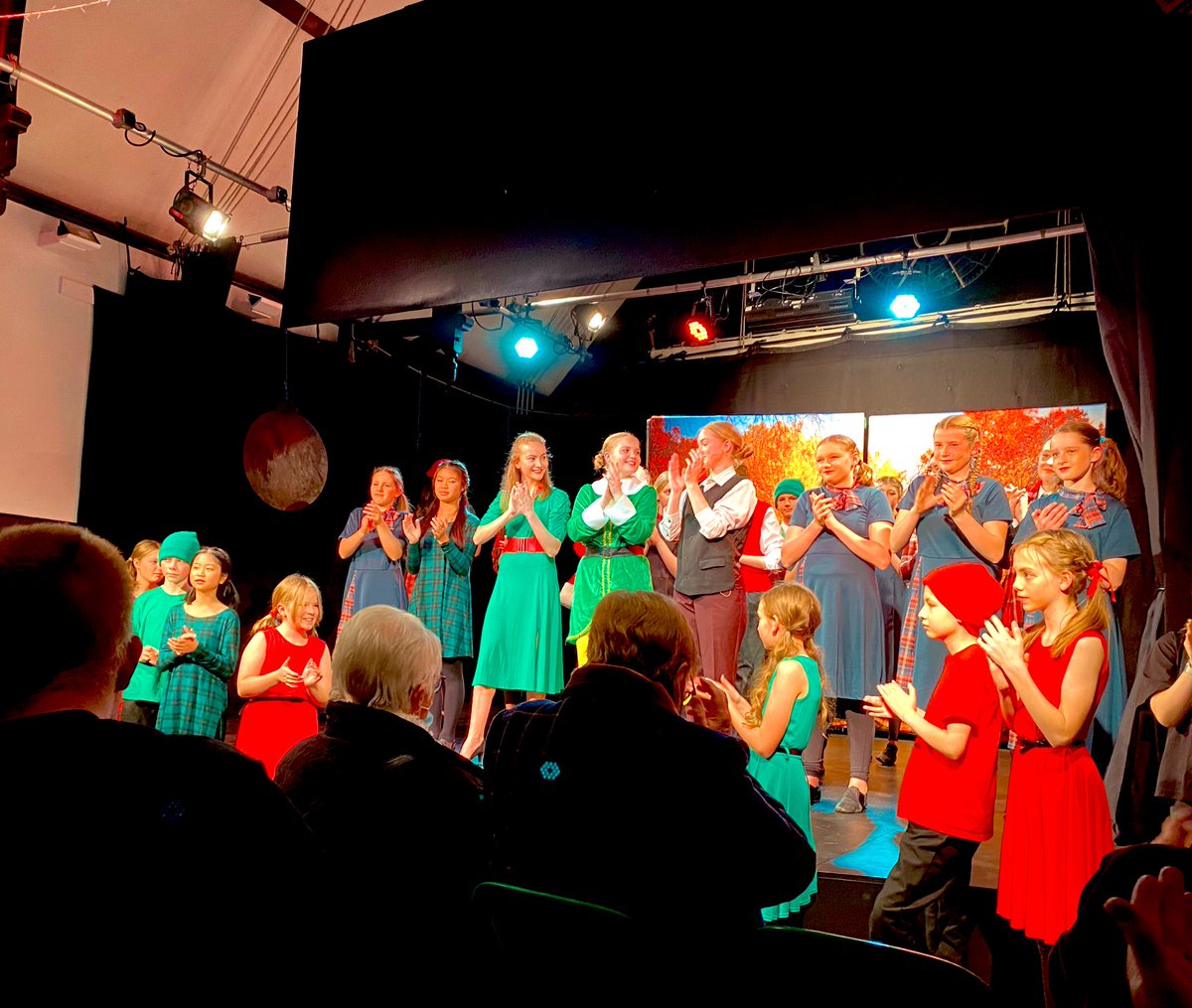 Farlington_Sch's tweet photo. Feeling full of festive cheer tonight after watching the final performance of #ElfTheMusicalJR! What an incredible show, such brilliant acting and singing from our students, and some great one-liners too ☺️ Well done to EVERYONE involved ❤️ 🎄 🎅 #WeAreFarlington @FarlingtonDrama https://t.co/HwIW1IUH2Y