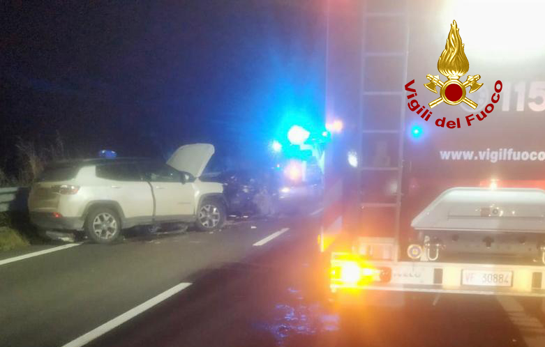 vvfveneto's tweet photo. #4dicembre 18:20 #Codevigo(RO), frontale tra due auto: deceduta una coppia e un ferito grave. Intervento di soccorso #vigilidelfuoco @SUEM_Veneto #soccorsiquotidiani https://t.co/J4h3U7dXqu