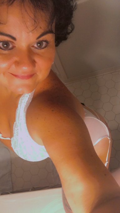 How&rsquo;s everyone&rsquo;s Saturday been? 😘🍑.  https://t.co/qerYHSav9V https://t.co/JmGBzzx17t