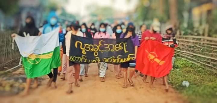 b3rry_y's tweet photo. If you can not get human rights, Fight and take." chanted slogans by students from Longlone, Dawei marched this morning for demanding the overthrow of the military dictatorship.

#HelpMyanmarIDPs #Dec5Coup
#WhatsHappeningInMyanmar https://t.co/9H2eVymiWg