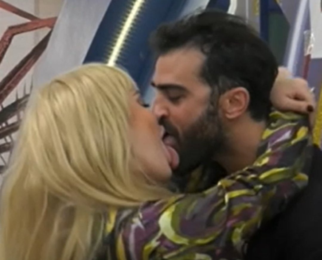 MissChilll's tweet photo. Possiamo affermare che Sofia (Sophie quando indossa la parrucca) è completamente attratta da Gian #gfvip https://t.co/ctHUcPiSQW