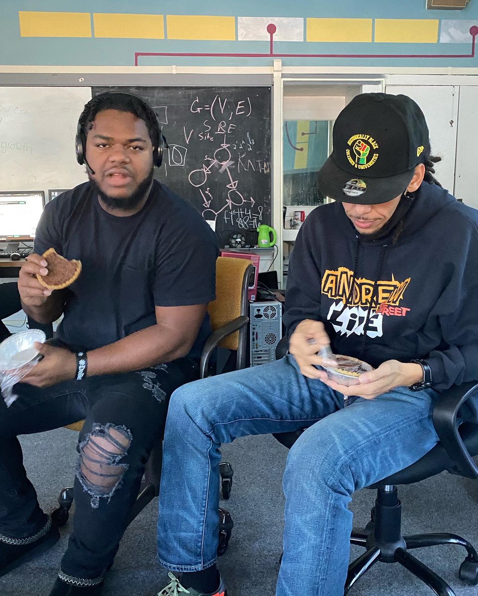 epndpodcast's tweet photo. The @BootUpPGH crew was cooking up some serious tech so I pulled up with the world famous bean pie 🥧. #epndpodcast #bootuppgh #communityforge @amilcook @CommForgePGH https://t.co/GIZaO40tmL