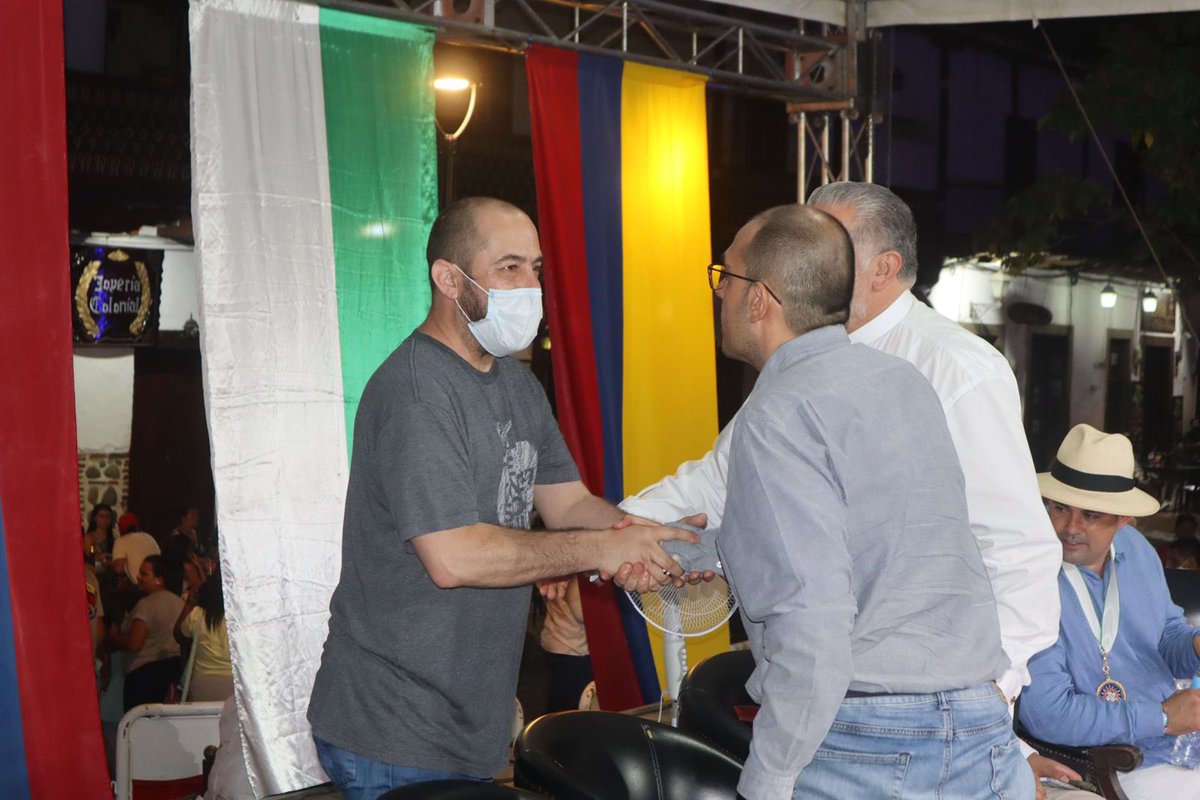 Feliz de estar en la celebración de los 480 años de Santa Fe de Antioquia, con el alcalde  <a href="/FelipePardoSe/">Felipe Pardo</a> 👏🏻👏🏻