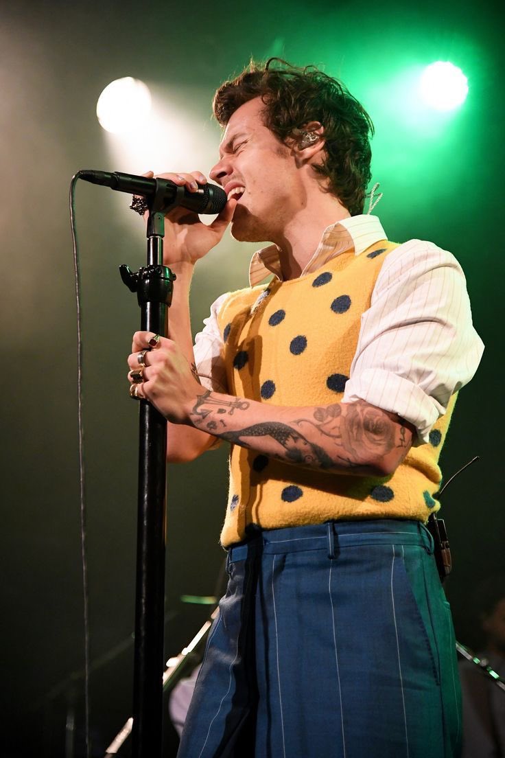 antidoteblues's tweet photo. such an underrated but short era of harry and his vests i miss it https://t.co/yQLsVFPxB0