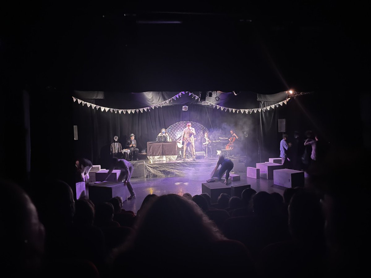 meha_B_'s tweet photo. #Labamboche la nouvelle création de la formidable troupe du @theatrelduende. Une pièce réjouissante, cynique (juste ce qu’il faut) et tendre (comme toujours). Merci pour ce moment qui fait du bien pour de vrai. https://t.co/PJQ2u5bL3E