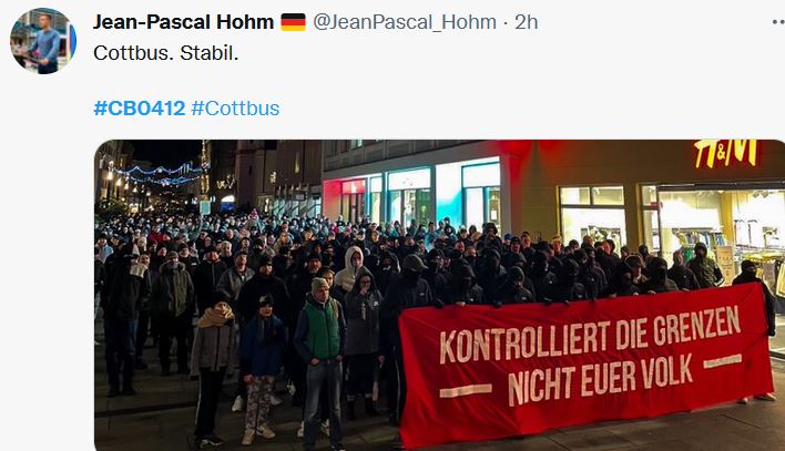 IbDoku's tweet photo. Der Vorsitzende der #AfD-#Cottbus findet das Banner der Identitäre Bewegung und die dahinter befindlichen schwarz-vermummten Identitären &amp; Neonazis "stabil".
Das ist ehrlich und zeigt, dass die Grenze zwischen AfD und Rechtsextremismus zunehmend verschwimmt. #cb0412 https://t.co/WSwNFB6Cz2