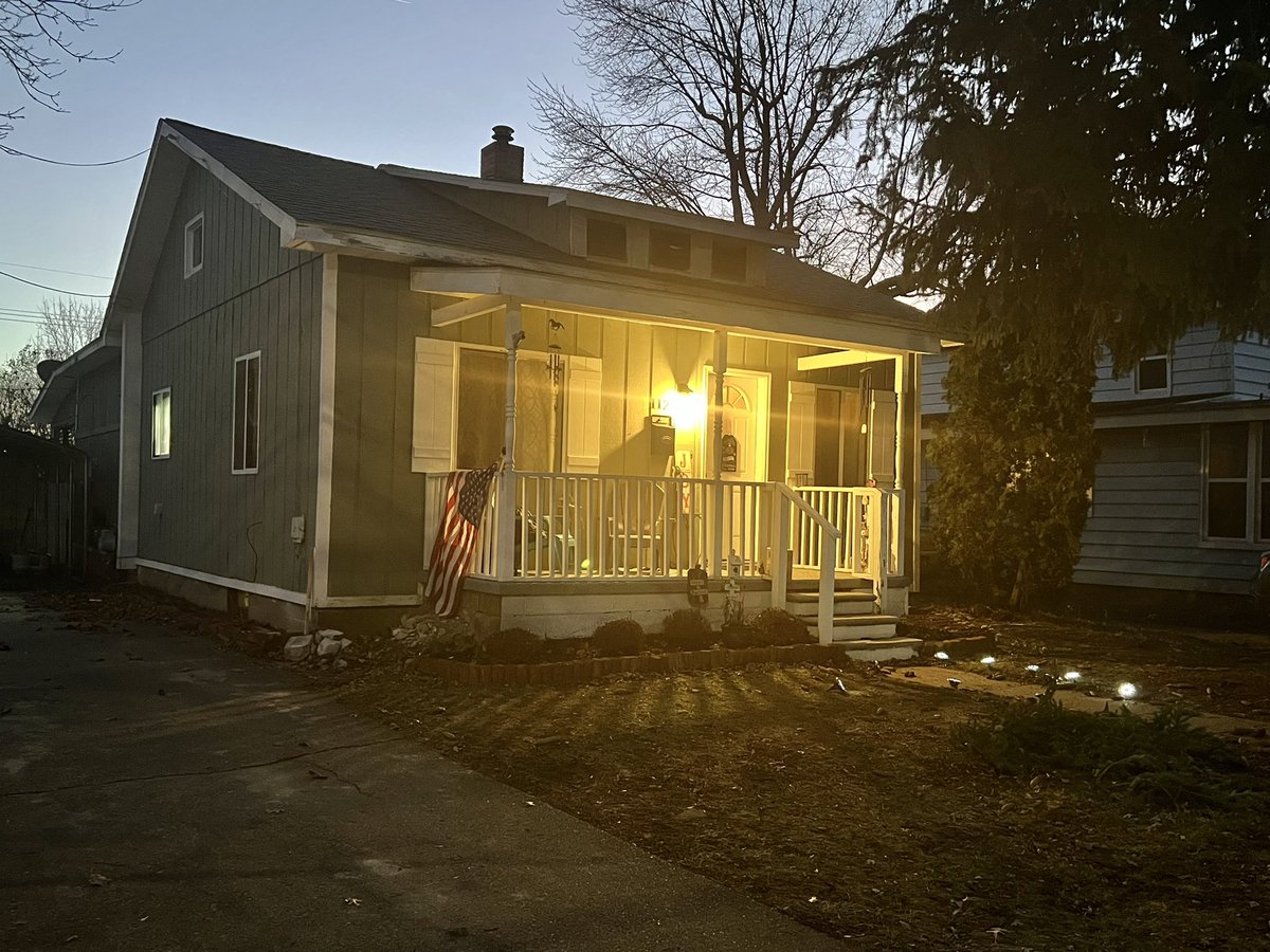 Quiet outside the Crumbley house tonight with the entire family in jail. 
Sheriff says mom, dad, and son are all separated and not allowed any communication. Ethan Crumbley — the accused school shooter — likely doesn’t even know his parents were arrested. More on @NewsNationNow.
