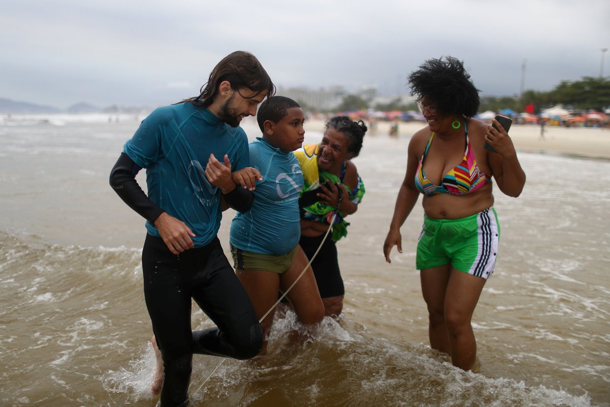 adnnoticiasmx's tweet photo. ¡Excelente! 🤝

En #RíoDeJaneiro, #Brasil voluntarios de la #ONG #Adaptsurf ofrecen clases de #Surf gratuitas a #PersonasConDiscapacidad como parte de su programa de inclusión social. 

📸 @Reuters https://t.co/G6hLDNC9Wf