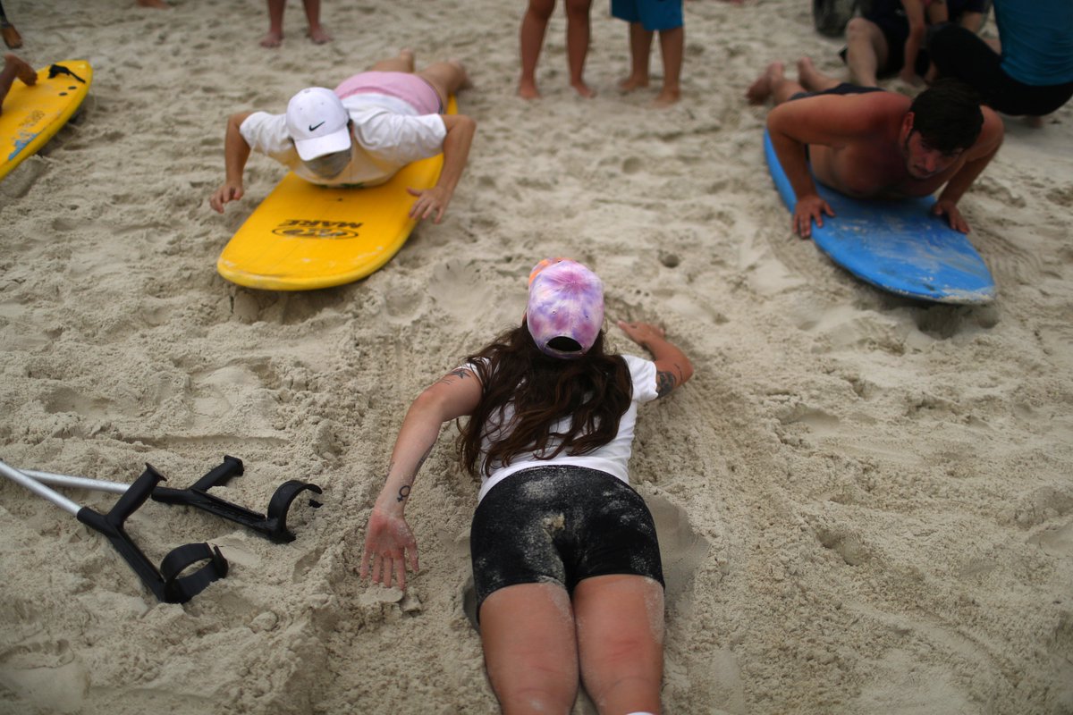 adnnoticiasmx's tweet photo. ¡Excelente! 🤝

En #RíoDeJaneiro, #Brasil voluntarios de la #ONG #Adaptsurf ofrecen clases de #Surf gratuitas a #PersonasConDiscapacidad como parte de su programa de inclusión social. 

📸 @Reuters https://t.co/G6hLDNC9Wf
