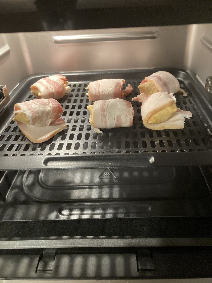 CynthiaMcCloud's tweet photo. Bacon-wrapped pizza rolls are nothing special. Pizza rolls are great. Bacon is great. Together they don’t add up to more great. They just average out. #trend #airfryer #experiment #Saturdaysnacking #pizzarolls https://t.co/skhqYSirOm
