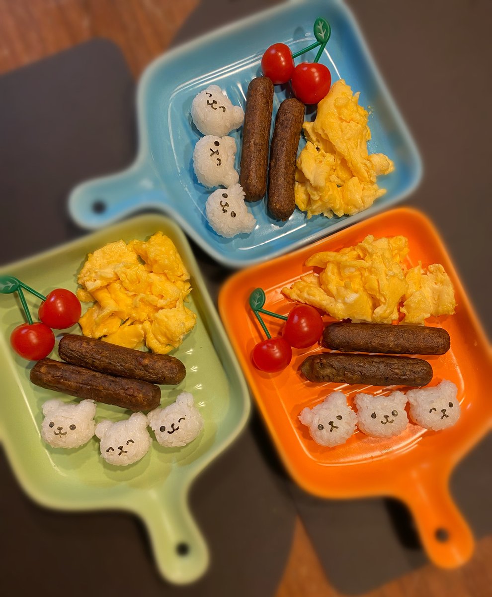 katMaderazo's tweet photo. They didn’t like these plant-based #breakfast sausages. Oh well. 🤷🏻‍♀️ At least they loved the cute little rice bears! #kidsfood #cutefood #kawaiifood #yummyfood #foodart #creativefood #nomnomnom #foodstyling #loveineverybento #katspiration #bentobykat https://t.co/8RS1UO1XiP