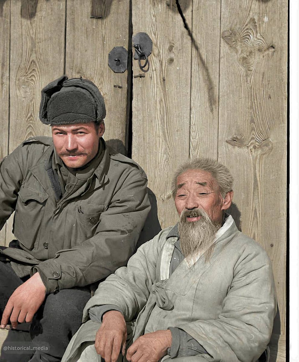 1950'lerin başı
Bir Türk Subayı, Kore Savaşı sırasında Koreli bir keşişle verdiği poz.
#Tarih #History #KoreSavaşı