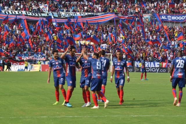 TorresErwerle's tweet photo. ✍️ [𝙃𝙄𝙇𝙊]

Unión Magdalena, el equipo que ascendió escandalosamente a Primera División en Colombia. ¿El presidente acusado de matar a un juez penal? ¿Habrá reclamo por el partido de hoy? ¿Apuestas de por medio? 🇨🇴🔥🔎

Si te gusta, ayudarías con un RT, un MG o un follow. 🙏 https://t.co/3KPMA1sI0s