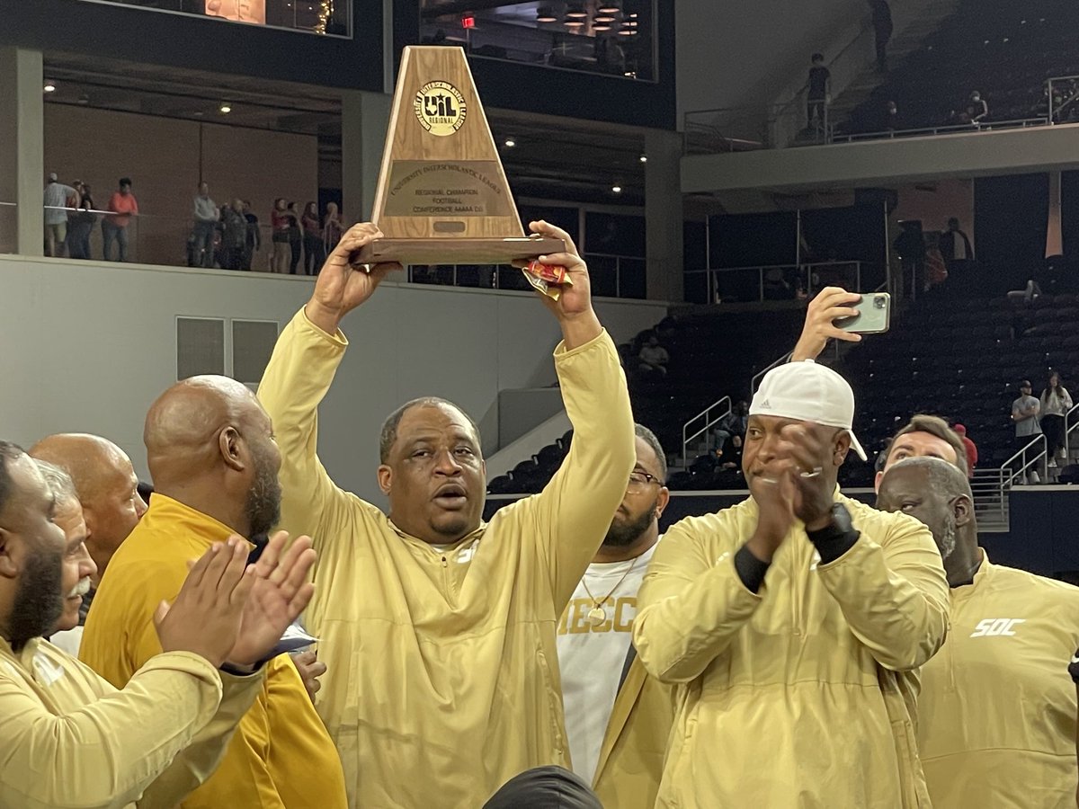 South Oak Cliff claims 42-21 victory over Lovejoy to win 5A Division II Region II. ⁦<a href="/SOCGoldenBearFB/">SOC Football</a>⁩ ⁦<a href="/dallasschools/">Dallas ISD</a>⁩