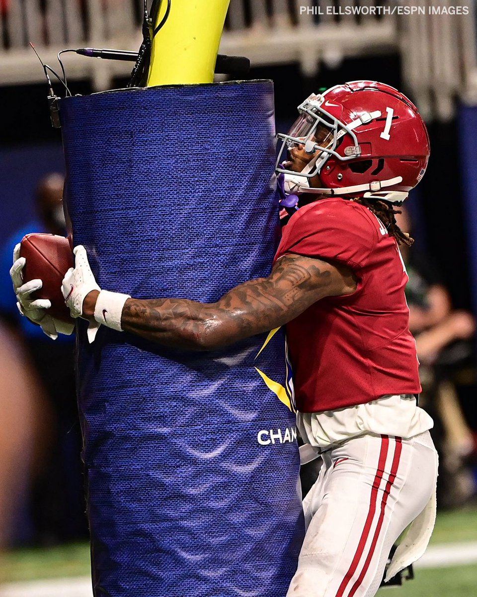 SECNetwork's tweet photo. Who needs a hug? 😂

@bigsgjamo @alabamftbl https://t.co/Sir0NJHvhS
