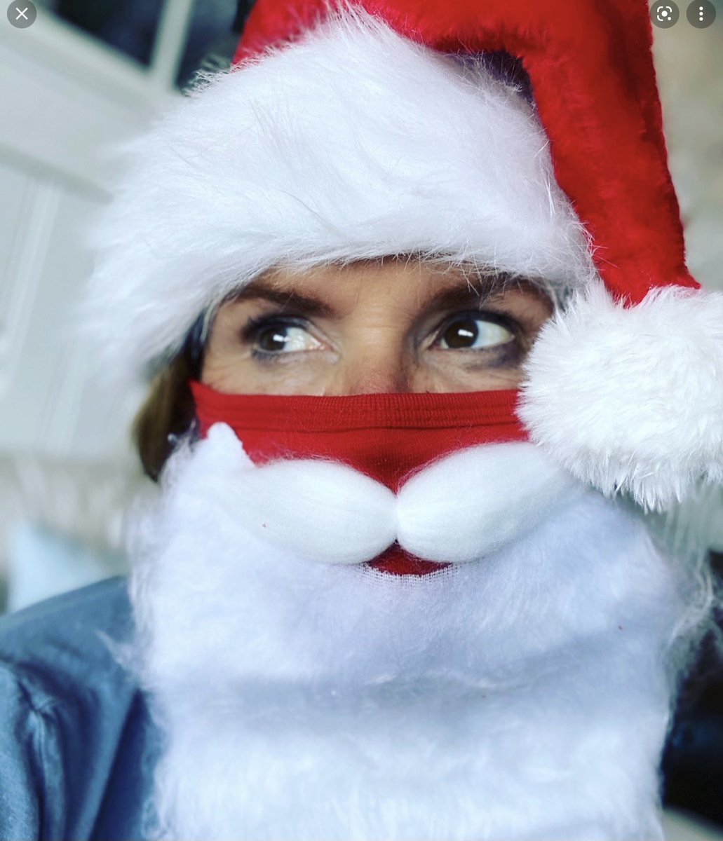 RealRomaDowney's tweet photo. Ho ho ho ❤️💚❤️ it’s beginning to look a lot like Christmas ! #santa #irishsanta #Christmas https://t.co/CEywuolLtC